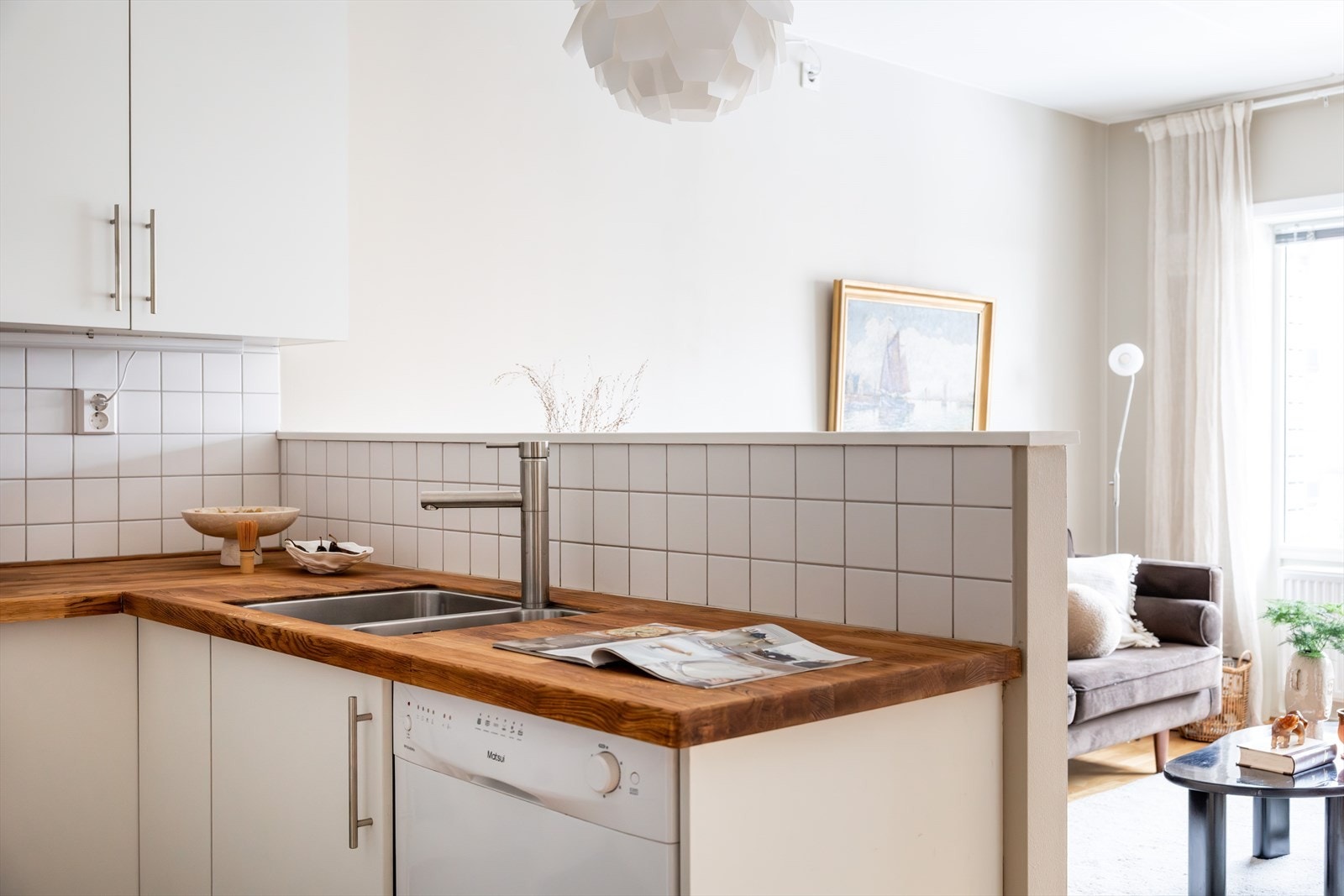 - Kjøkkenet er utstyrt med integrerte hvitevarer - Galleribilde