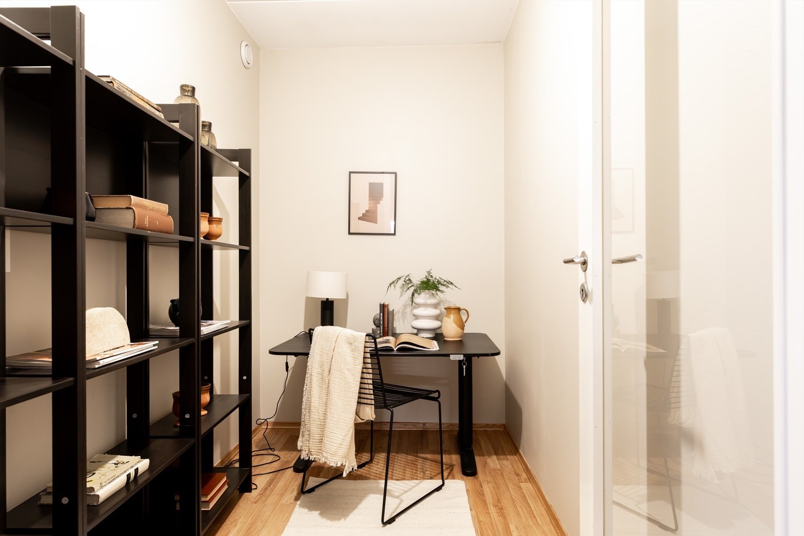 - Praktisk kontor med plass til skrivepult med tilhørende møblement - Galleribilde