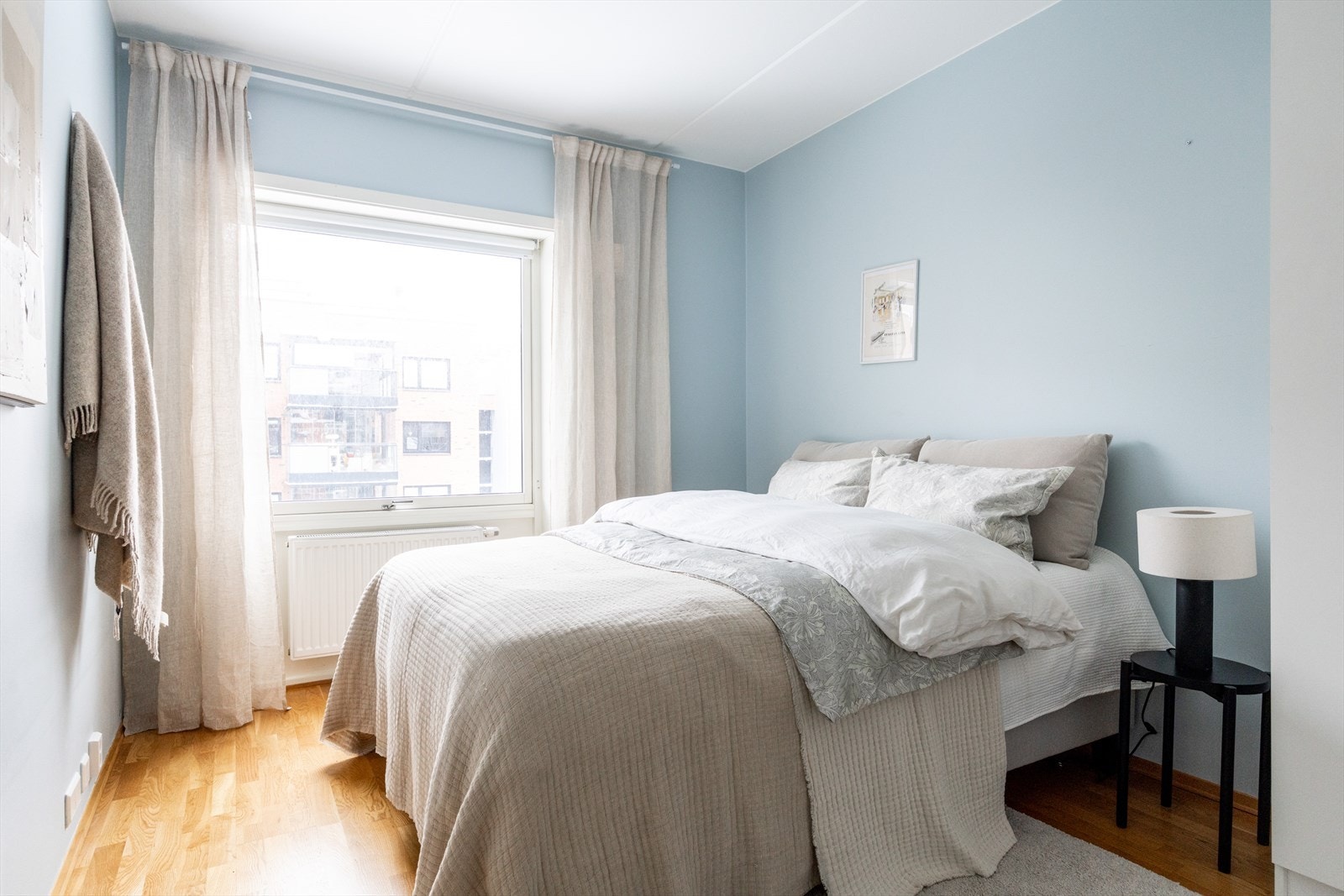 - Romslig soverom med plass til dobbeltseng med tilhørende nattbord og garderobeløsning - Galleribilde