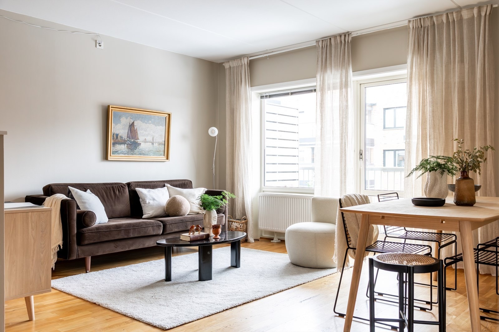 - Lys og hyggelig stue med god plass til sofaseksjon med tilhørende møblement, TV-benk og spisebord - Galleribilde