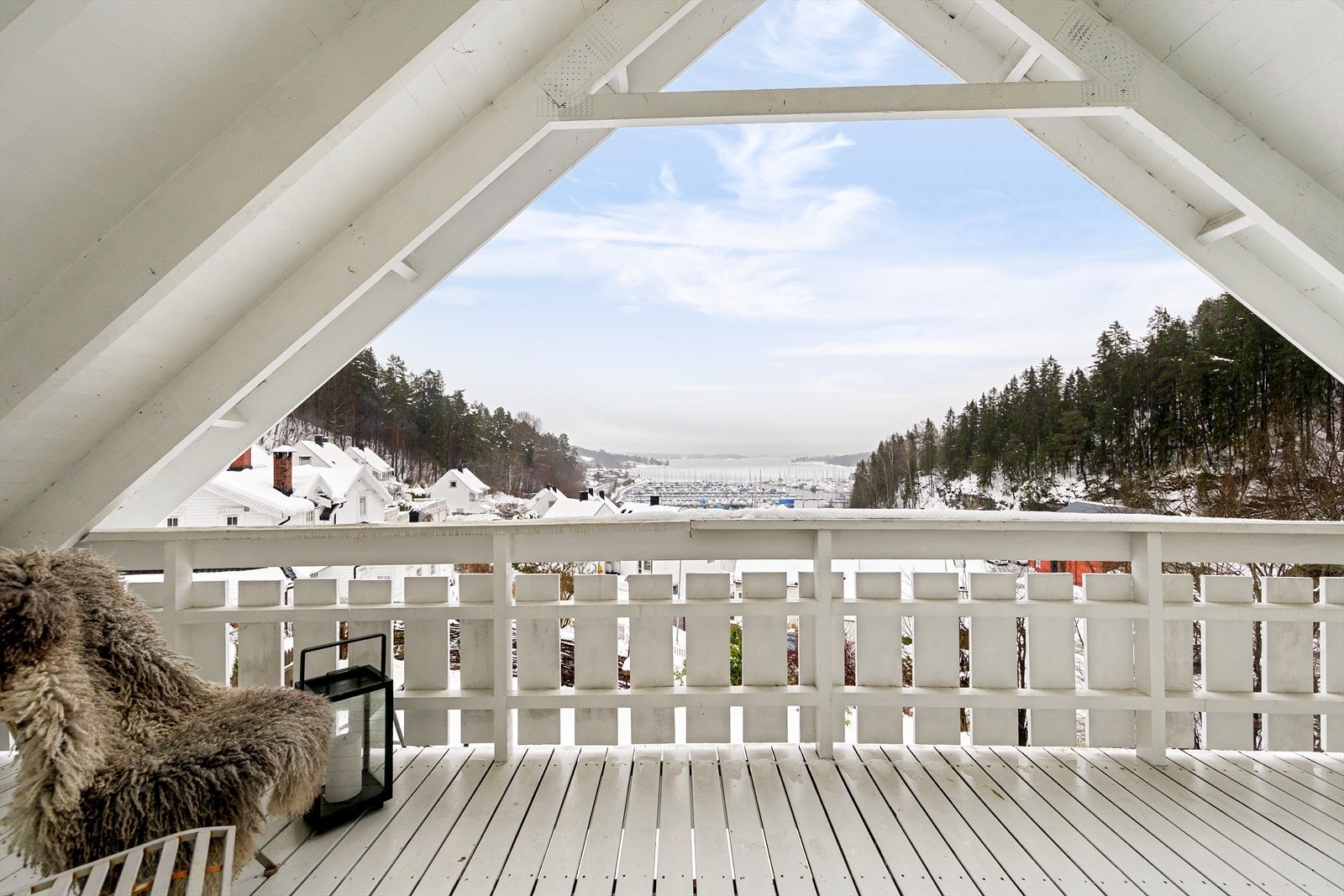 Fra soverommet er det utgang til en hyggelig balkong på ca. 8 kvm med fantastisk utsikt over Leangbukta. Galleribilde