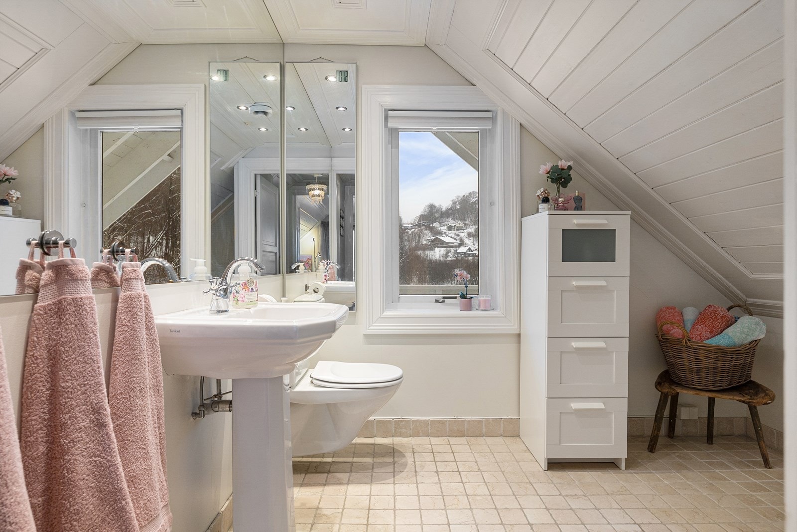 Flott og innbydende baderom med malte plater og flislagte vegger, flislagt gulv samt malt panel i himling (2006). Galleribilde