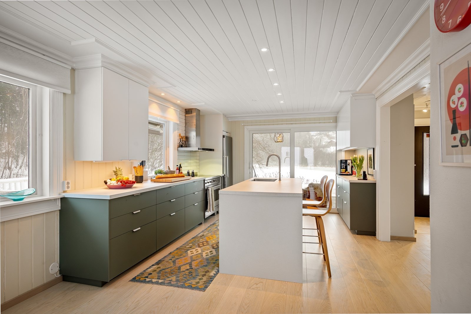 Kjøkkenet er innredet med moderne skapinnredning med slette fronter, laminat benkeplater og integrert oppvaskkum med ettgreps blandebatteri. Galleribilde