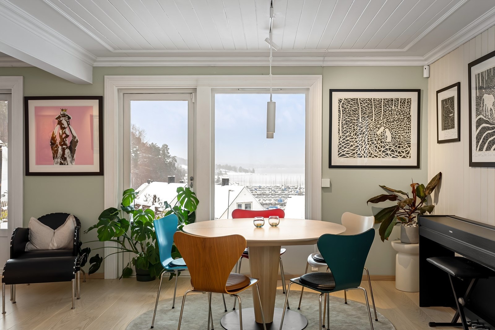 Rommets utforming gir fleksible møbleringsmuligheter og skaper en naturlig samlingsplass i boligen, med enkel tilknytning til kjøkken og stue. Galleribilde