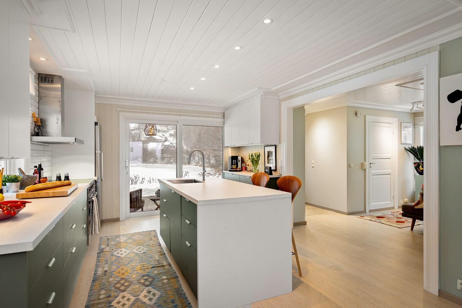 Det er integrerte hvitevarer bestående av stekeovn, platetopp og oppvaskmaskin, samt frittstående hvitevarer etter behov. Galleribilde