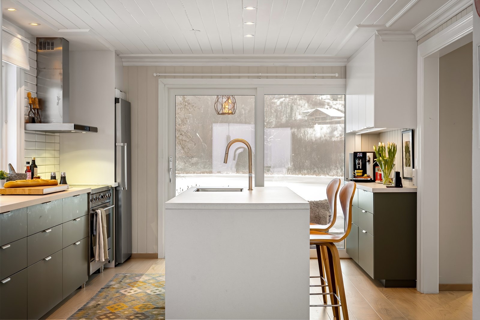 Kjøkkenet ble betydelig oppgradert i 2024, med nye fronter og benkeplater, i tillegg til supplering med flere underskap og overskap, noe som gir forbedret oppbevarings- og arbeidsflate. Galleribilde