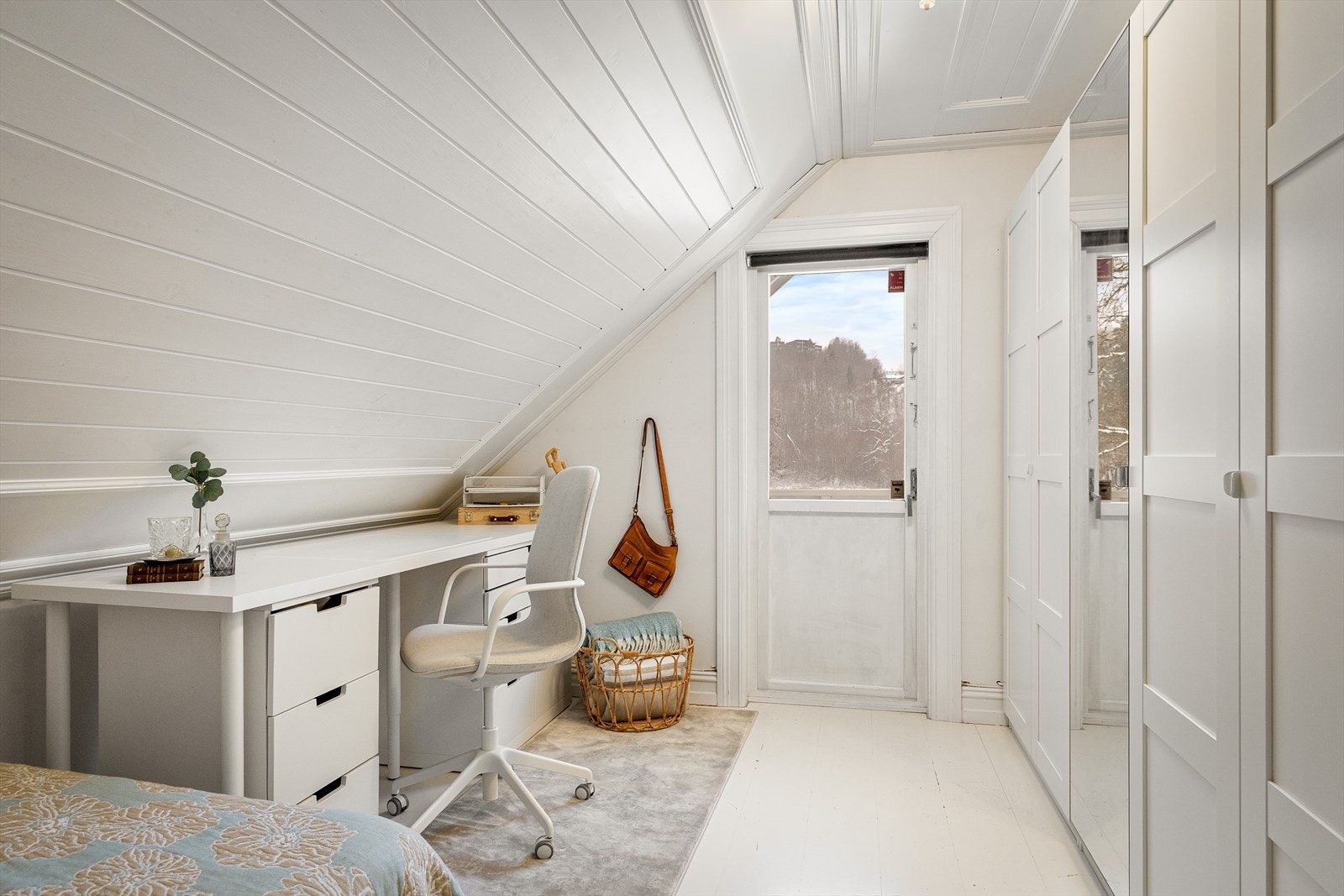 Fra dette soverommet er det også utgang til en herlig balkong på ca. 6 kvm. Galleribilde