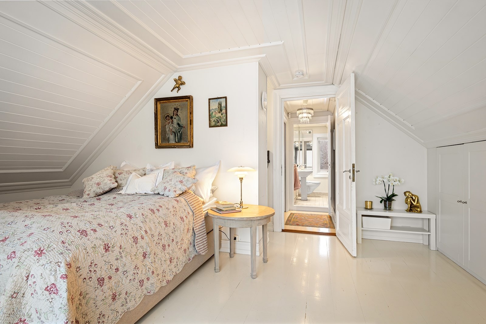 Det er gode oppbevaringsmuligheter i et plassbygd garderobeskap. Galleribilde