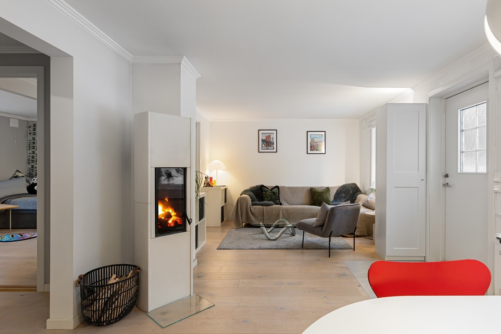 Stuen er utstyrt med en stemningsskapende peisovn fra ca. 2019, som gir både lun atmosfære og effektiv oppvarming. Galleribilde