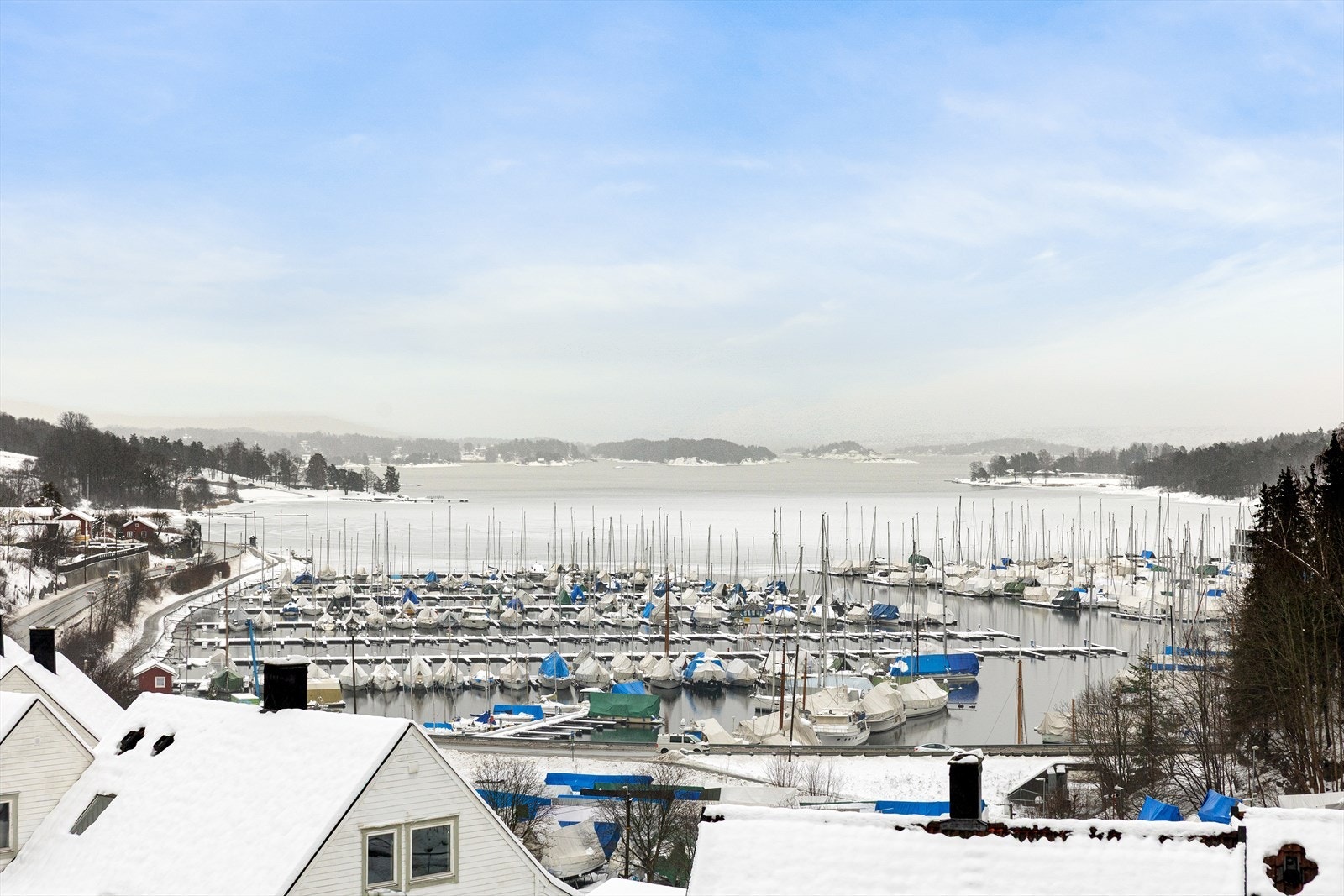 Velkommen til Lagdalen 54! Dette er en innholdsrik og attraktiv enebolig over tre plan, med sentral og ettertraktet beliggenhet på Vettre i Asker. Eiendommen byr på rolige og idylliske omgivelser med en maritim og sommerlig atmosfære. Galleribilde