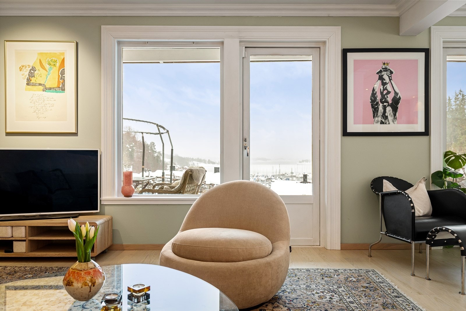 Fra stuen er det direkte utgang til en fantastisk terrasse. Galleribilde