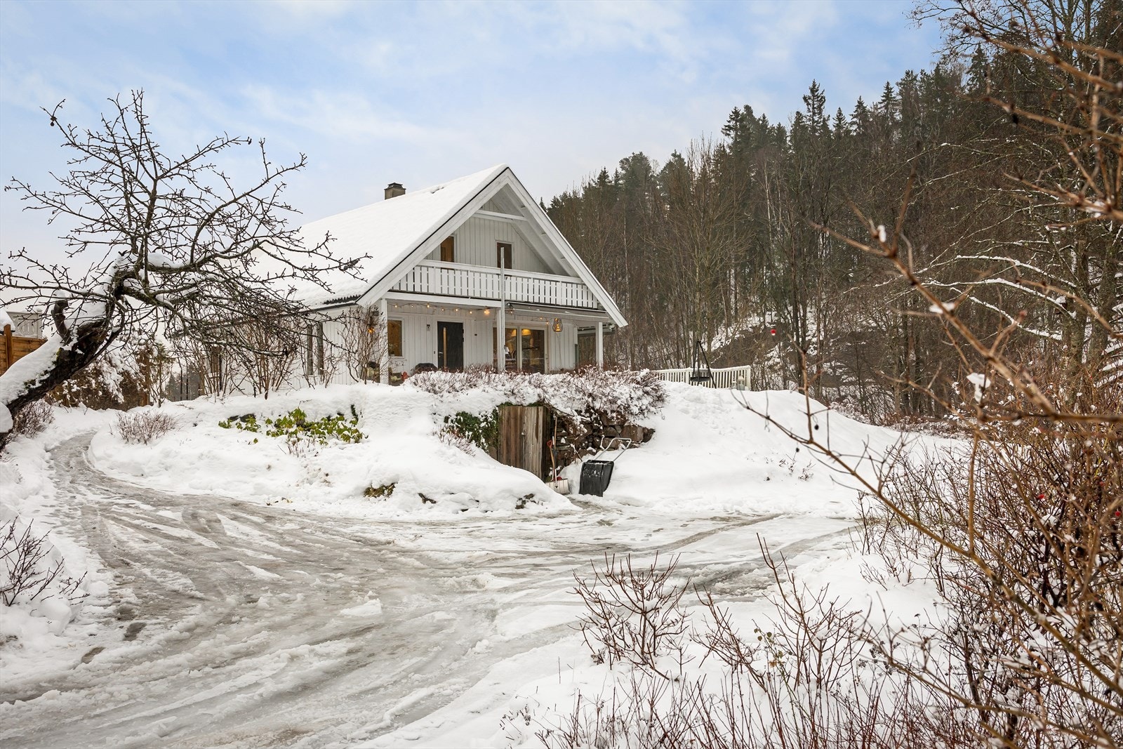 Eiendommen har gode parkeringsforhold med plass til flere biler på egen tomt. Galleribilde