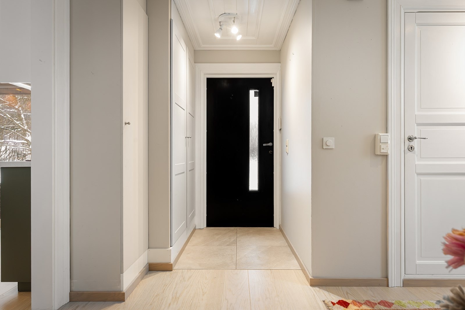 Boligen har en innbydende entré med store, lyse fliser på gulvet som gir et lyst førsteinntrykk. Det er god plass til oppbevaring av yttertøy og sko i et romslig, plassbygd garderobeskap, som bidrar til en praktisk og ryddig entréløsning. Galleribilde