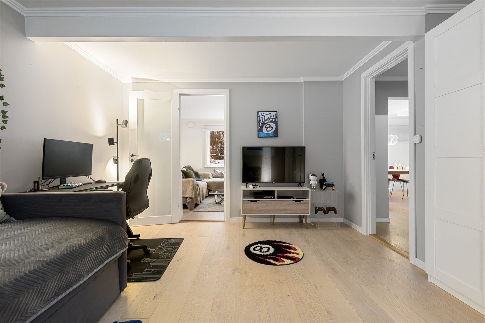 Arealet egner seg godt som TV-stue, lekerom, hjemmekino, gjesteavdeling eller ungdomsavdeling, og kan enkelt møbleres med sofagruppe, mediemøbler og øvrig innredning etter behov. Galleribilde