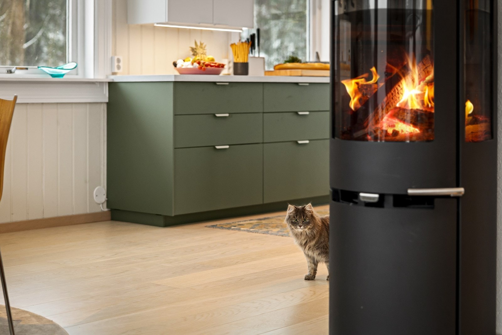 I stuen er det en hyggelig peisovn fra 2024, som varmer ekstra godt på kalde dager. Galleribilde