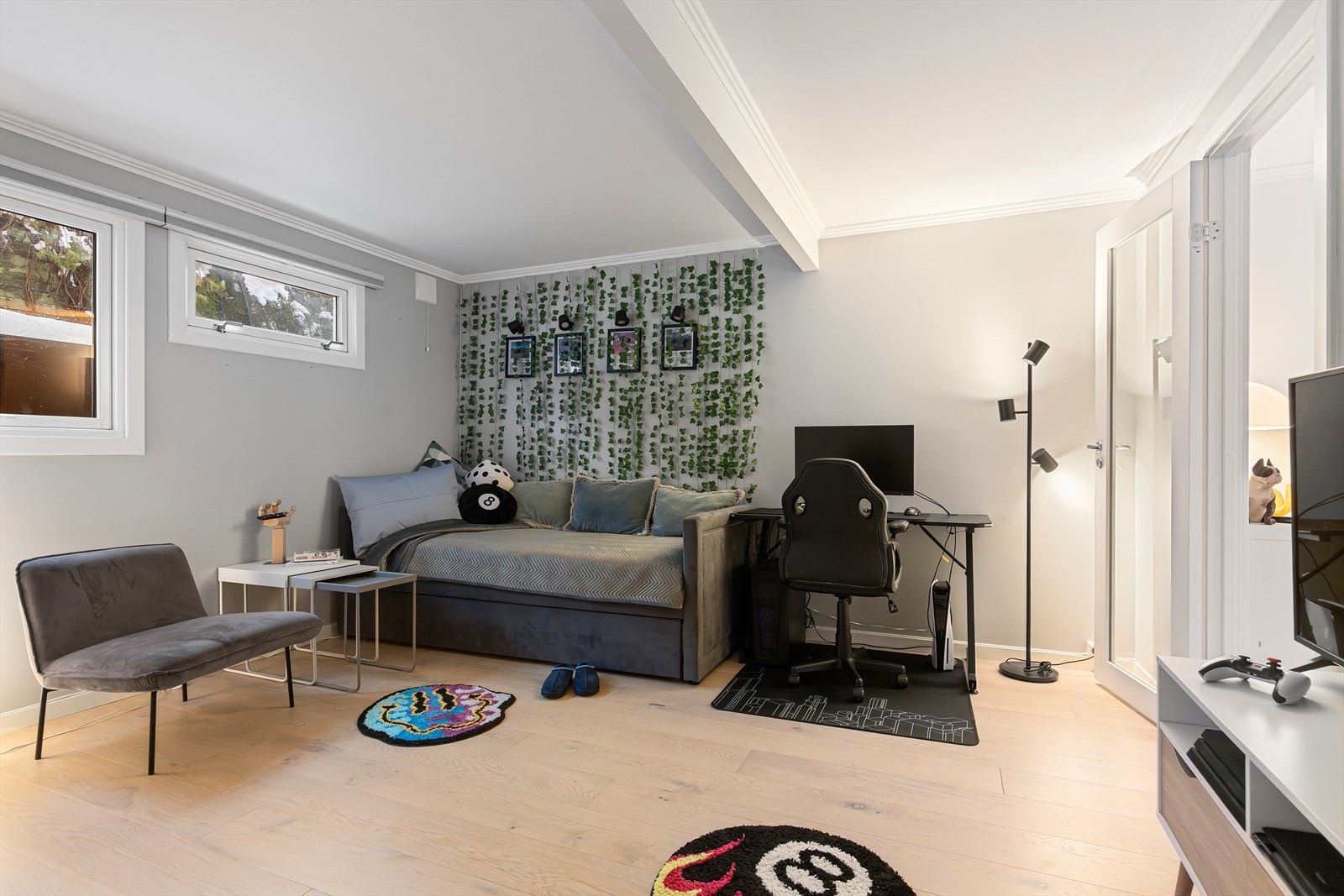 Romslig kjellerstue som gir boligen stor fleksibilitet i bruk. Underetasjen kan benyttes som en selvstendig utleiedel og dermed bidra til ekstra leieinntekter, alternativt som en integrert del av boligen med ekstra oppholdsrom. Galleribilde