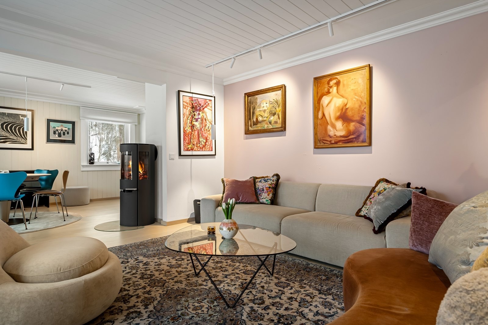 Planløsningen åpner opp for flere møbleringsmuligheter med god plass til sofagruppe, TV-møbler og spisebord med tilhørende stoler. Galleribilde