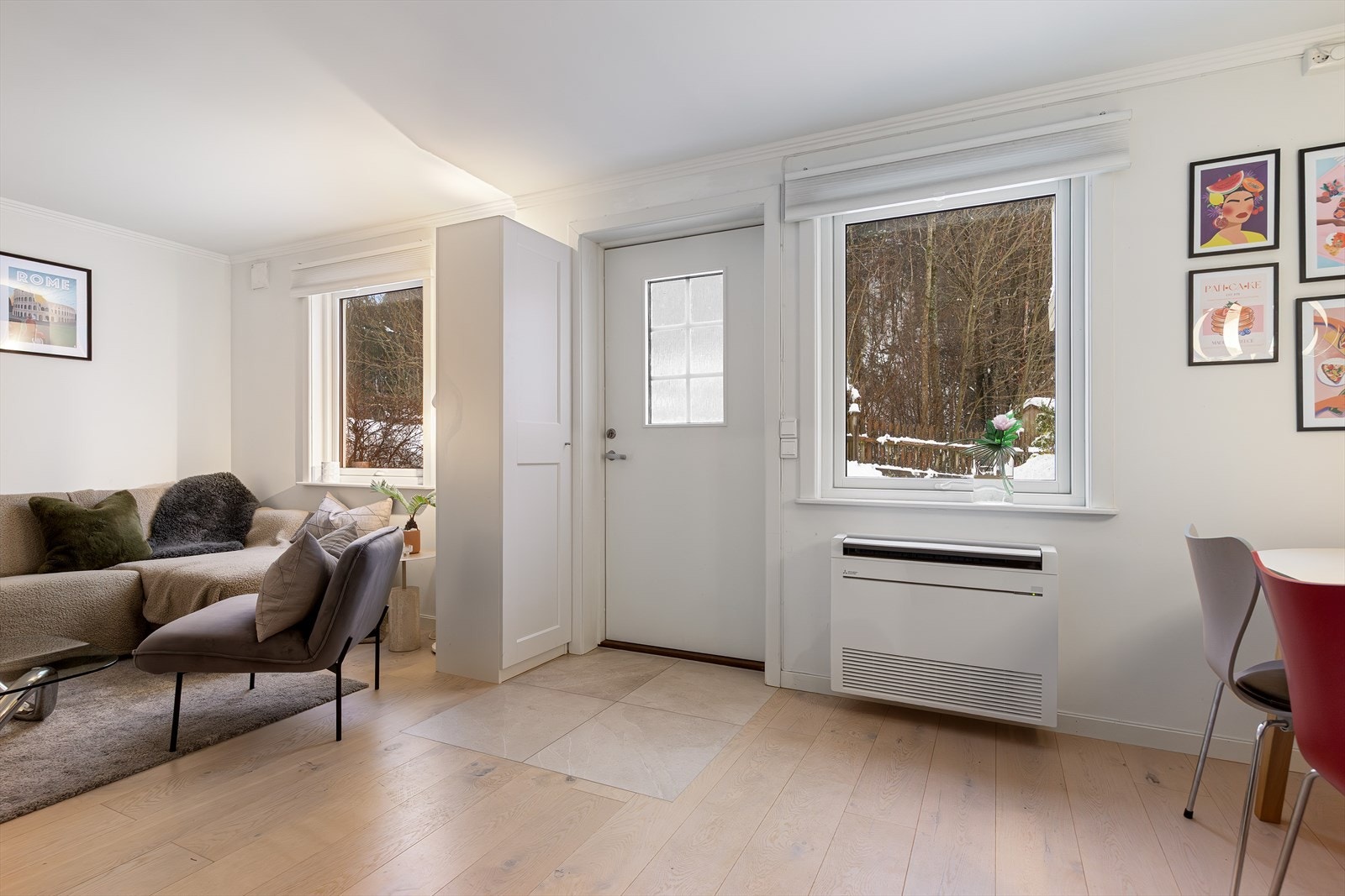 I underetasjen er inngangsdør flyttet og det er etablert nye vinduer. Endringene er ikke omsøkt. Dette gjelder blant annet vindu i stue i underetasjen samt vindu på soverom i underetasjen (det største vinduet mot høyre sett fra utsiden). Galleribilde