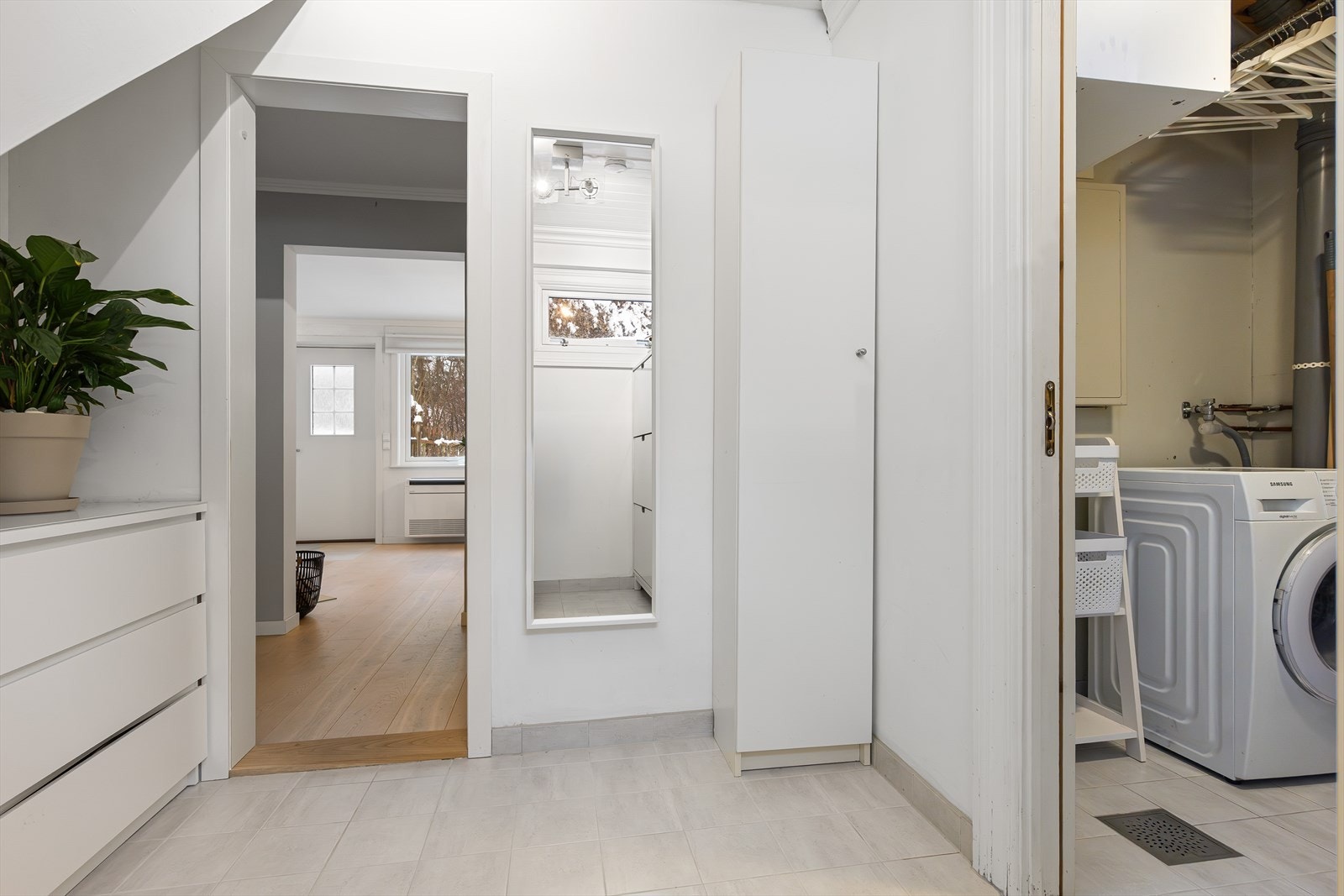 Underetasjen har også en praktisk og romslig vaskerom fra 2010. Galleribilde