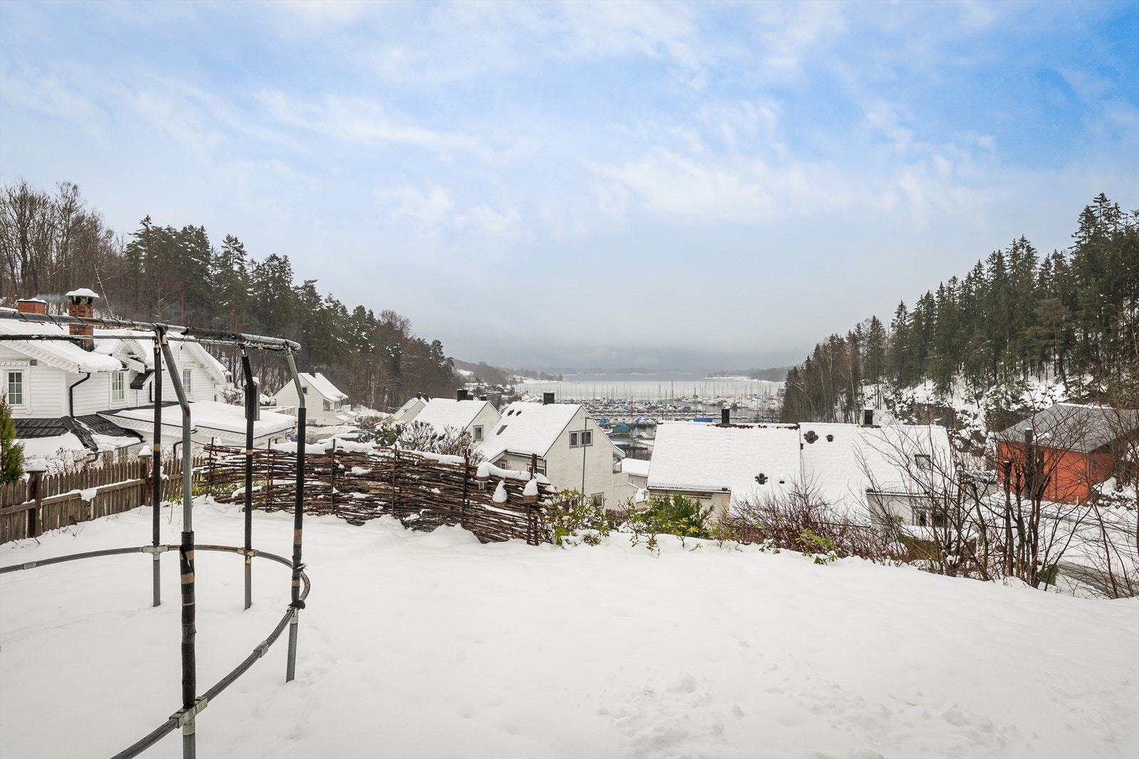 Fantastisk og romslig hage med god plass til trampoline, lek og øvrig uteaktivitet. Eiendommen fremstår som svært barnevennlig og gir trygge og gode rammer for familieliv. Galleribilde