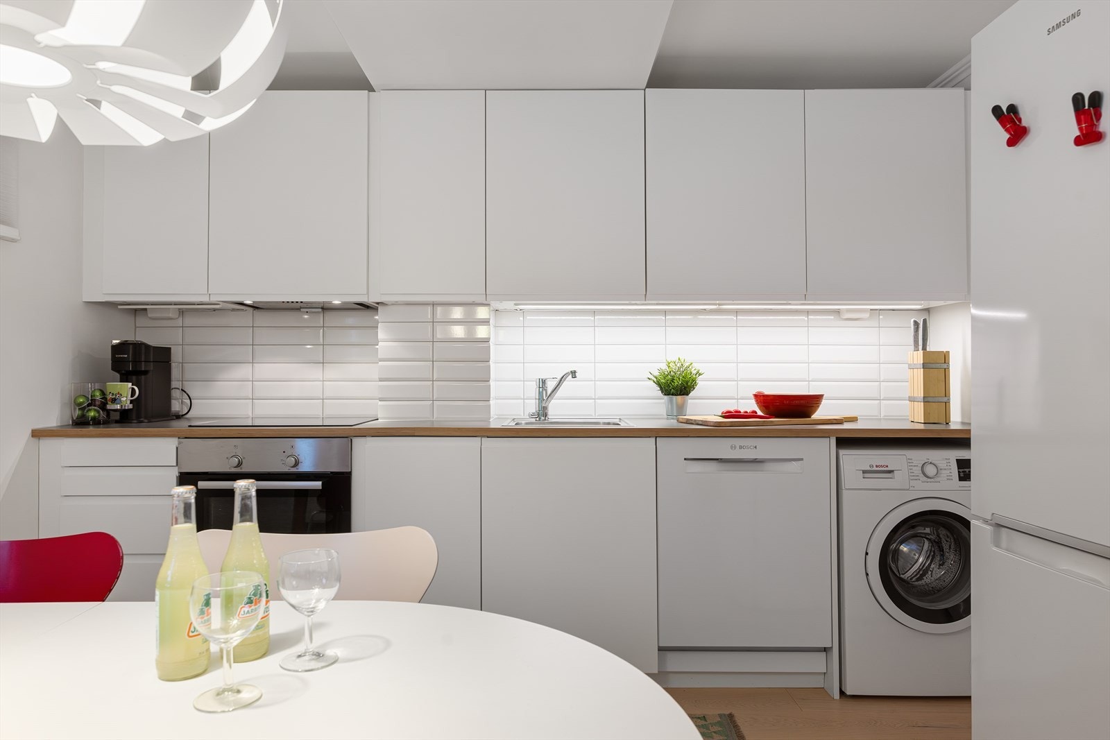 Kjøkkenet er utstyrt med integrerte hvitevarer bestående av stekeovn og platetopp, samt frittstående hvitevarer etter behov. Galleribilde