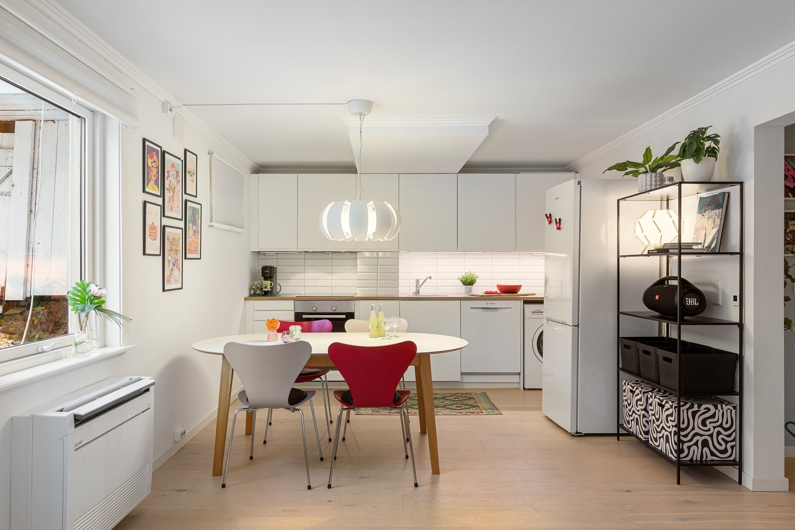 Kjøkkeninnredning med slette fronter og laminat benkeplate med integrert oppvaskkum og ettgreps blandebatteri. Galleribilde