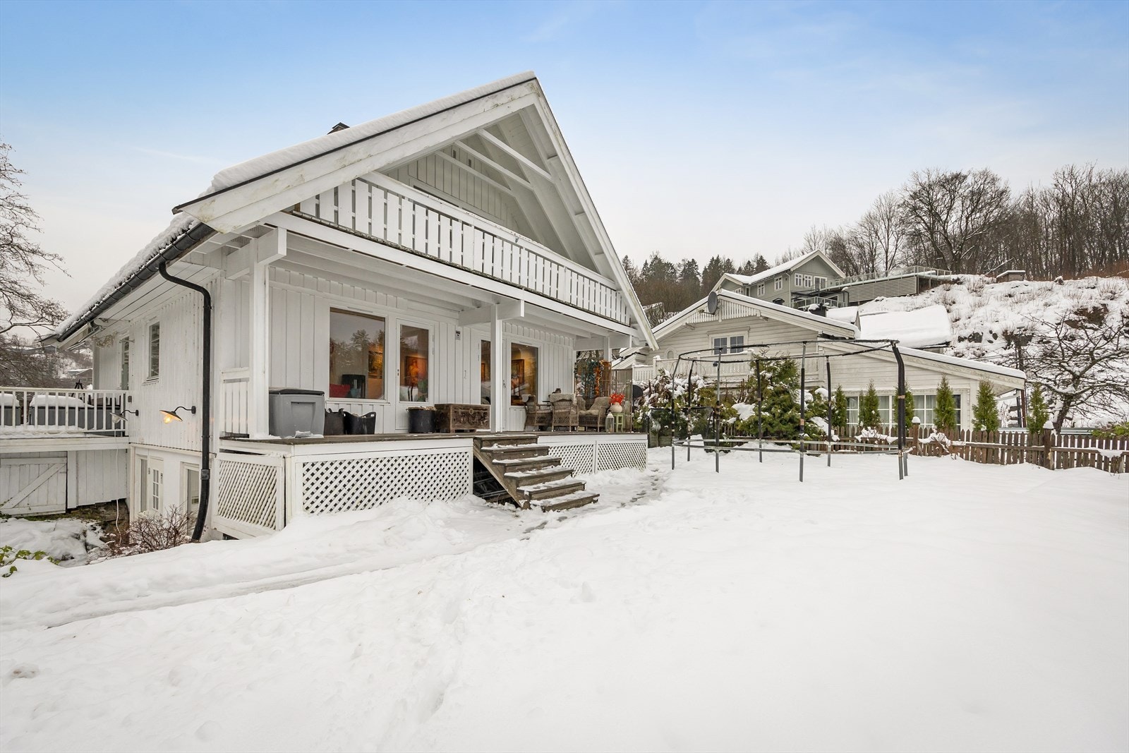 Tomten er på 1 515 m² og byr på romslige uteplasser samt en stor og velholdt hage, som gir utmerkede rammer for både rekreasjon, lek og sosiale sammenkomster. Galleribilde