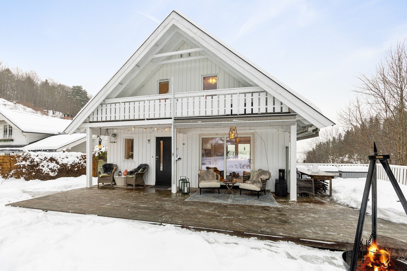 Fra både entré og kjøkken er det utgang til en romslig og flott terrasse på ca. 60 kvm. Terrassen har svært gode solforhold og byr på rikelig plass til flere møbleringssoner, med mulighet for både spisegruppe, loungemøbler, grill og øvrig uteinnredning. Galleribilde