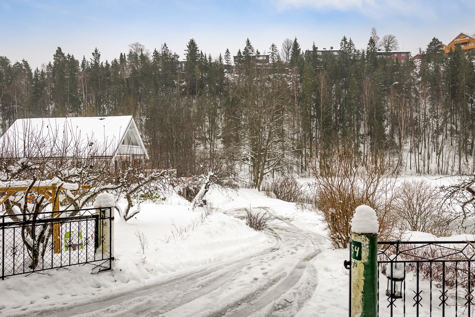 I nærområdet kan du rusle til marinaen for et måltid hos Riviera, eller følge kyststien mot Hvalstrand og Konglungen med sandstrender og grønne rekreasjonsområder. Galleribilde