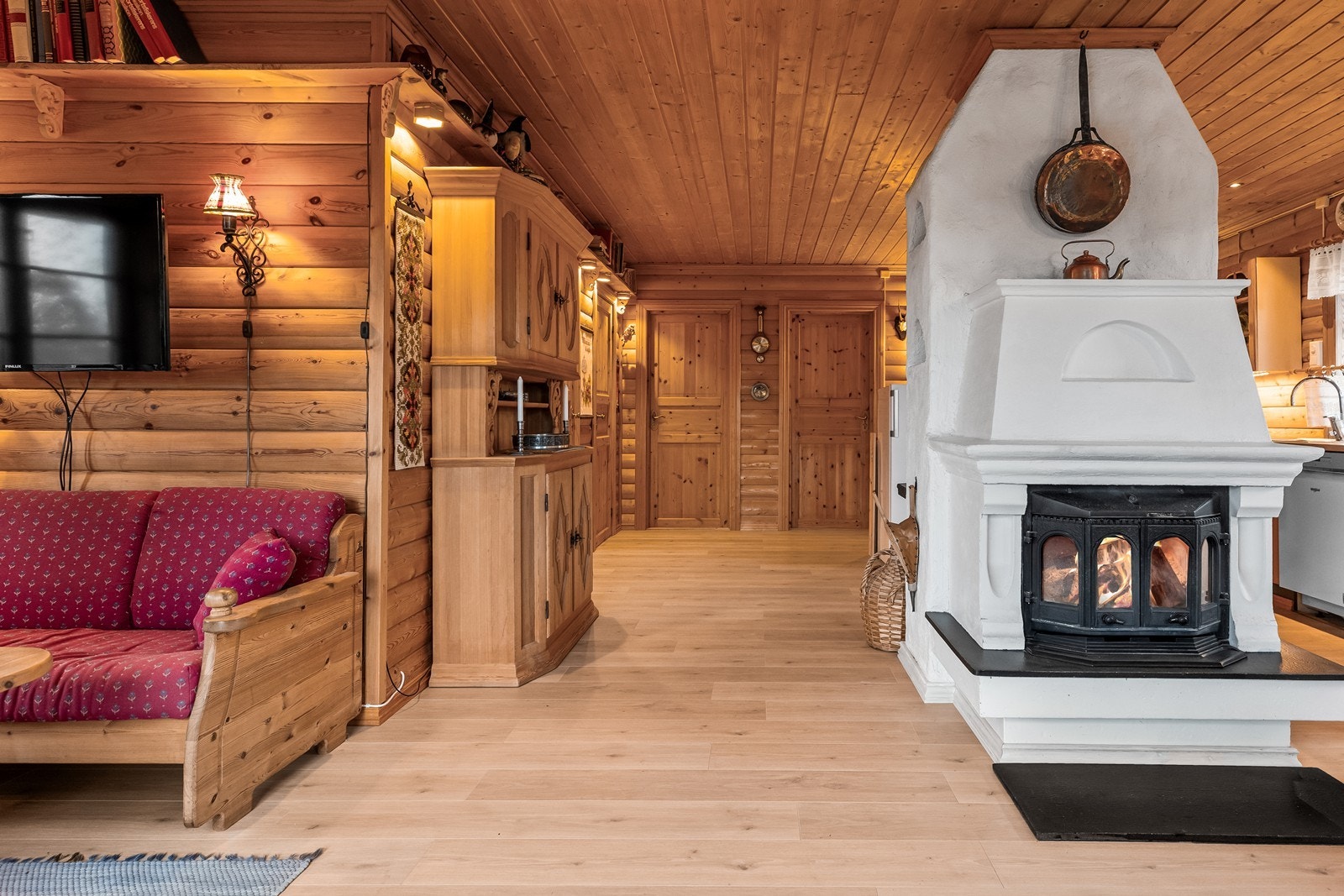 Gjennomgående bruk av trepanel på vegger og i tak gir en lun og autentisk hyttestemning. Galleribilde