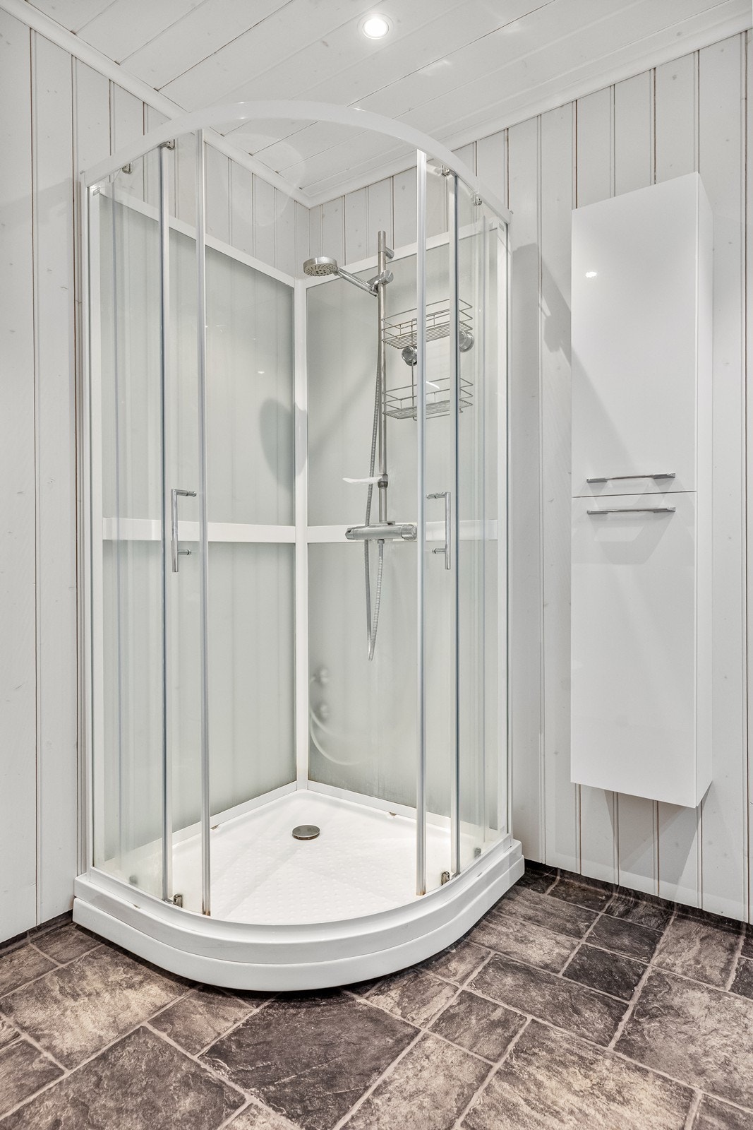 Praktisk dusjkabinett som holder resten av baderomsgulvet tørt. Galleribilde