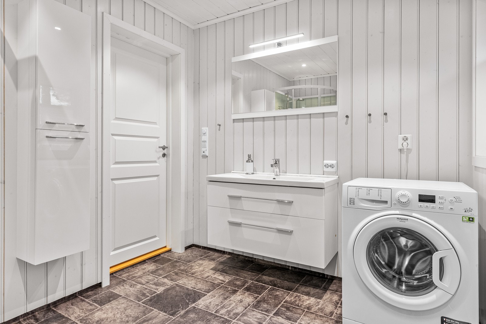 Her er det også opplegg for vaskemaskin og ekstra lagringsplass i høyskap. Galleribilde