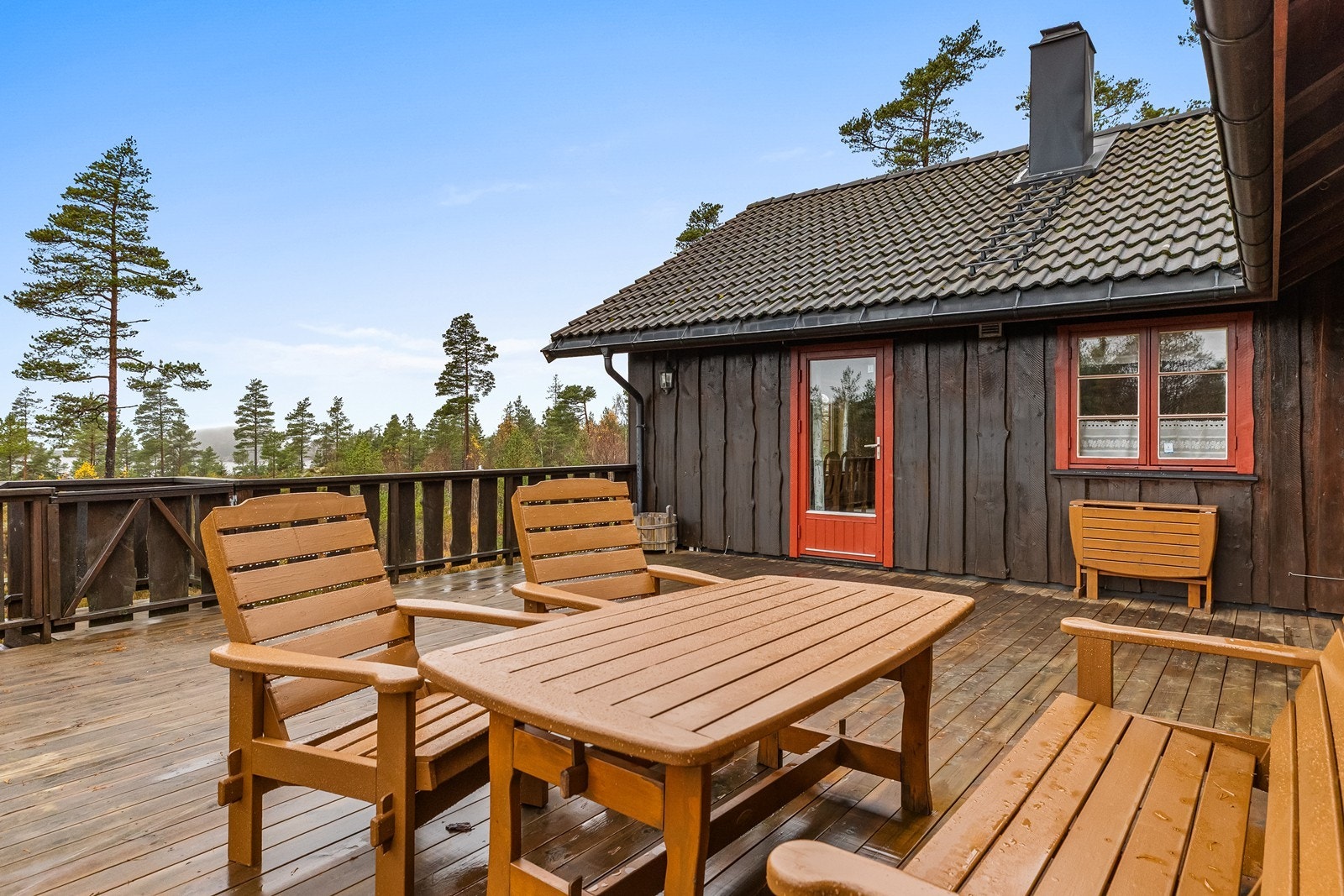 En tradisjonell og innholdsrik laftehytte med en romslig terrasse. Galleribilde