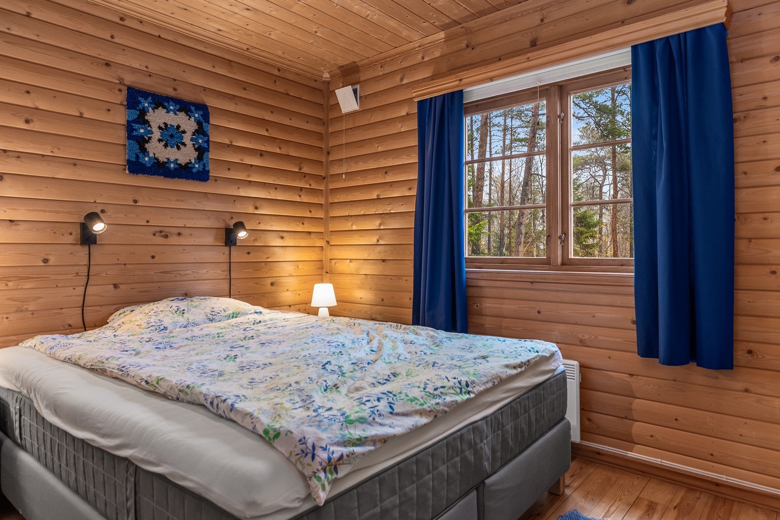 Hovedsoverommet har god plass til dobbeltseng og er holdt i samme gjennomgående trestil. Galleribilde