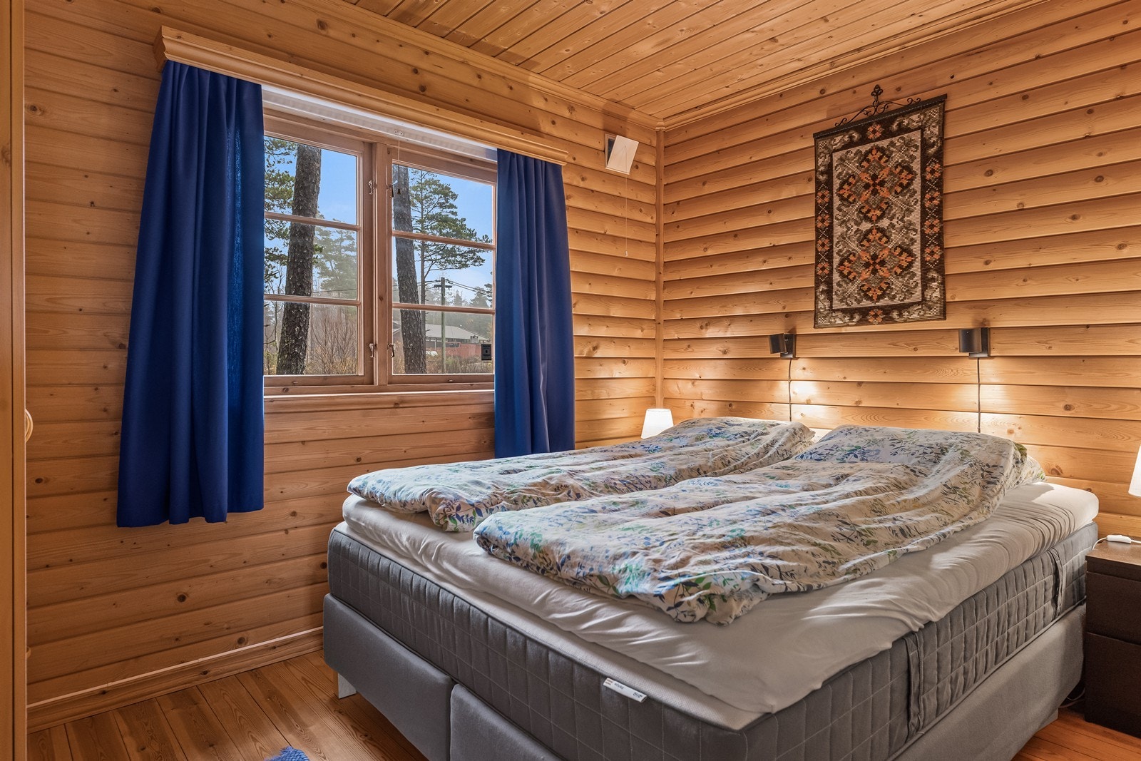 Hyttas andre soverom har også plass til dobbeltseng eller to enkeltsenger. Galleribilde