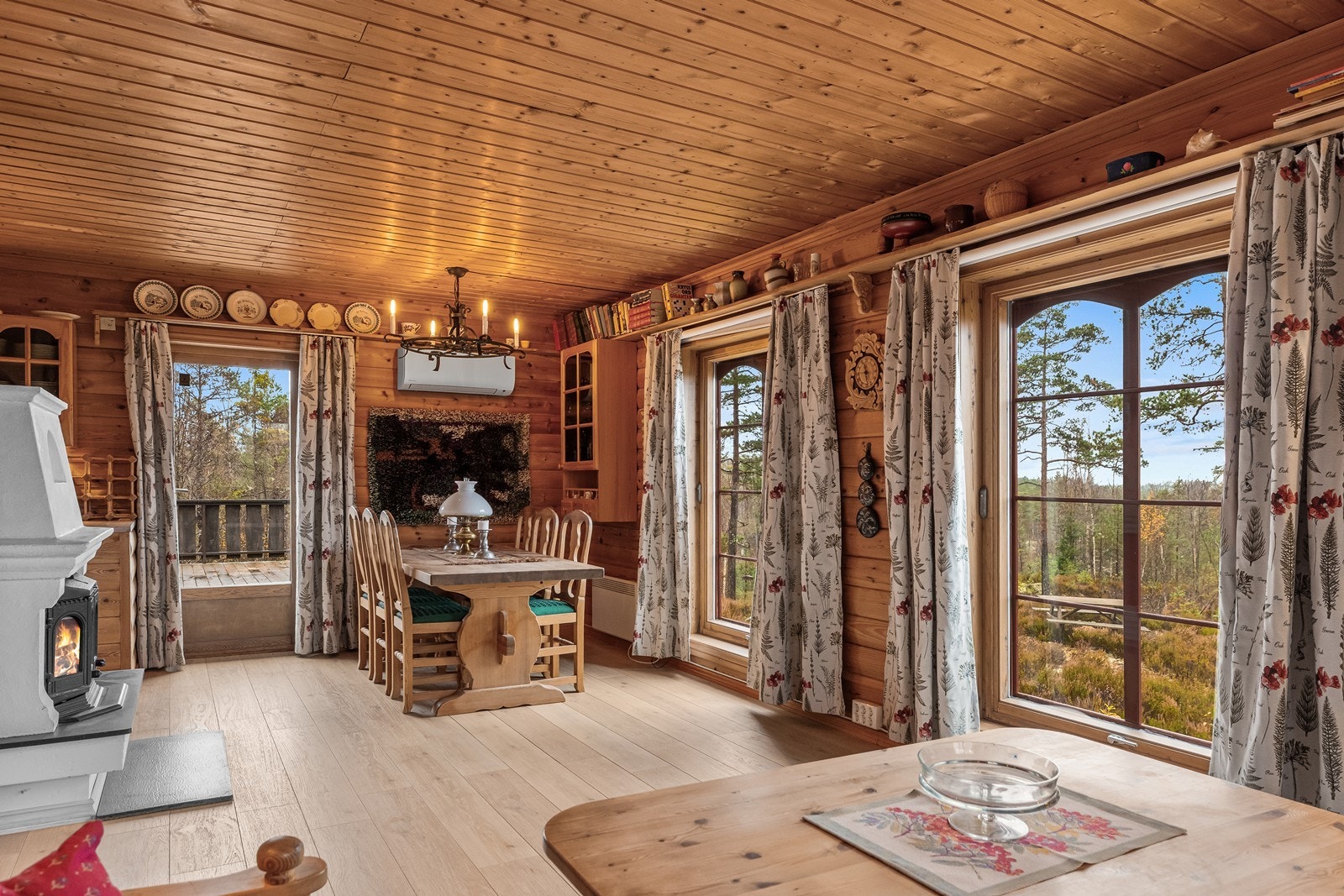 Spisestuen har plass til langbord og store vindusflater som slipper naturen inn. Galleribilde