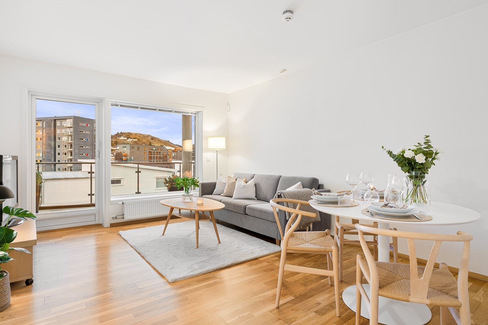 Stue med stort vindu og glassdør ut til solrik balkong. Vannbåren varme til radiator. Galleribilde