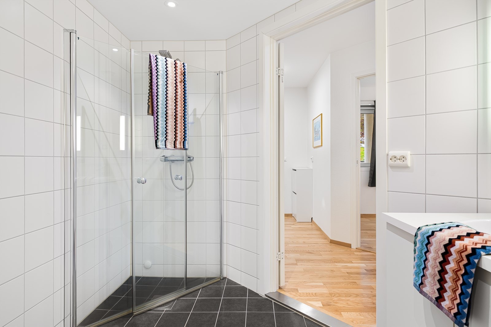 Helfliset bad/vaskerom med varme i gulv. Galleribilde