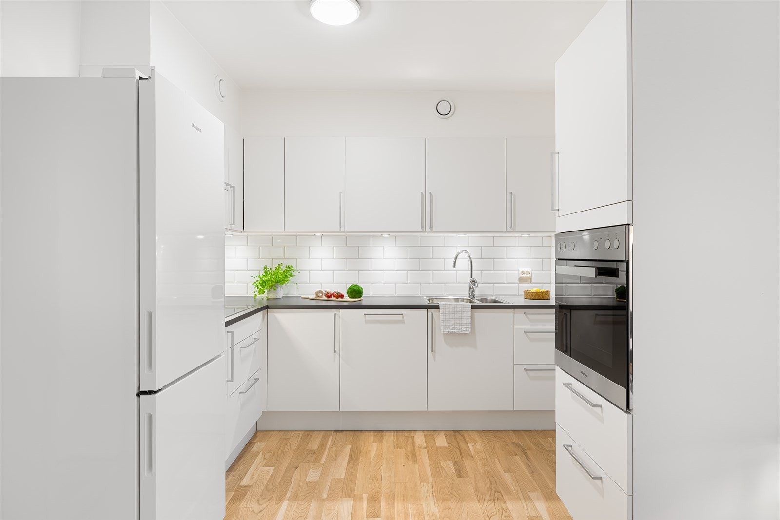 Integrert komfyr og oppvaskmaskin. Benkeplate med god arbeidsplass. Galleribilde