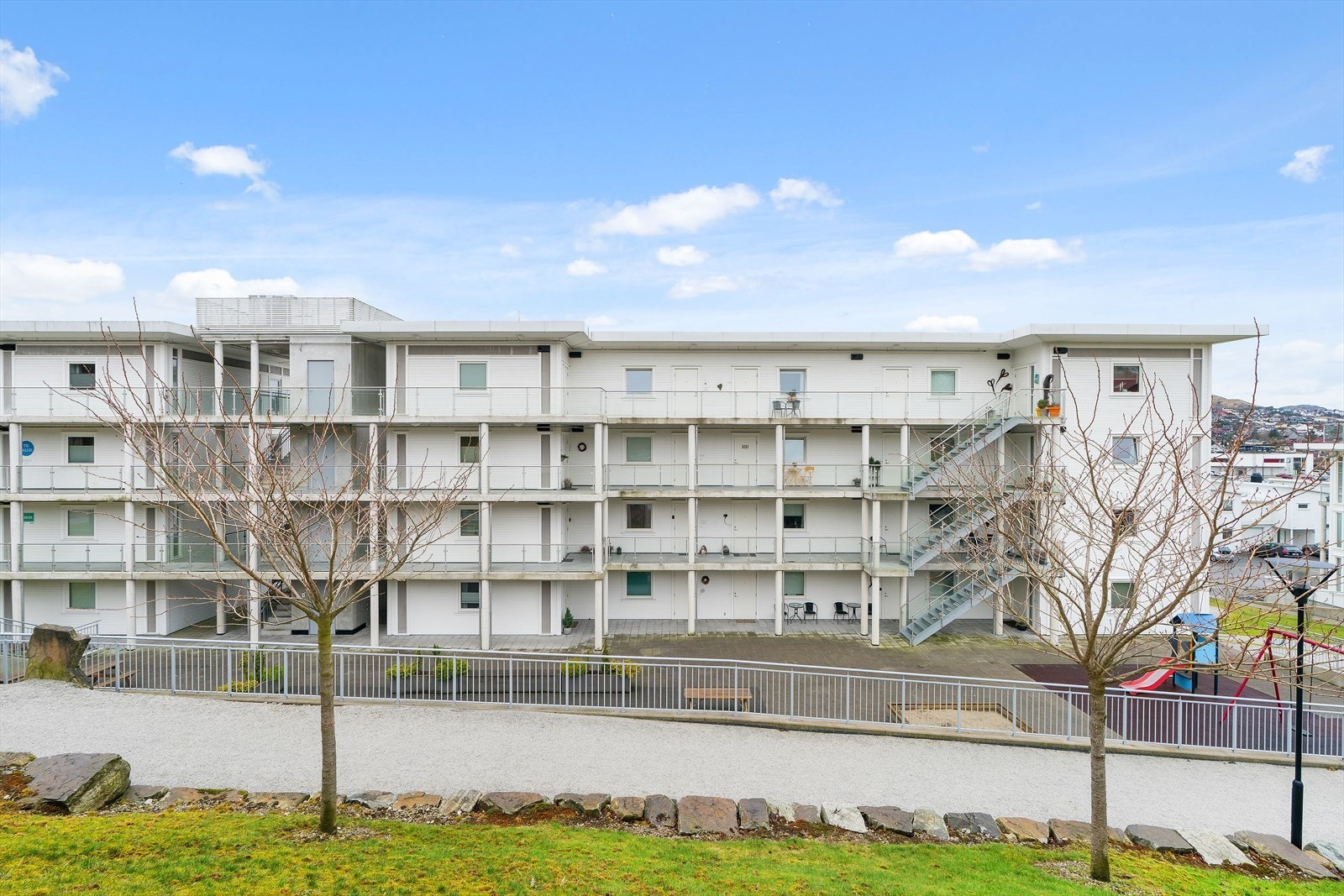 Et populært boligområde med god miks av beboere, svært attraktivt for mange aldersgrupper. Flotte turstier og parkområder like utenfor døren. Galleribilde