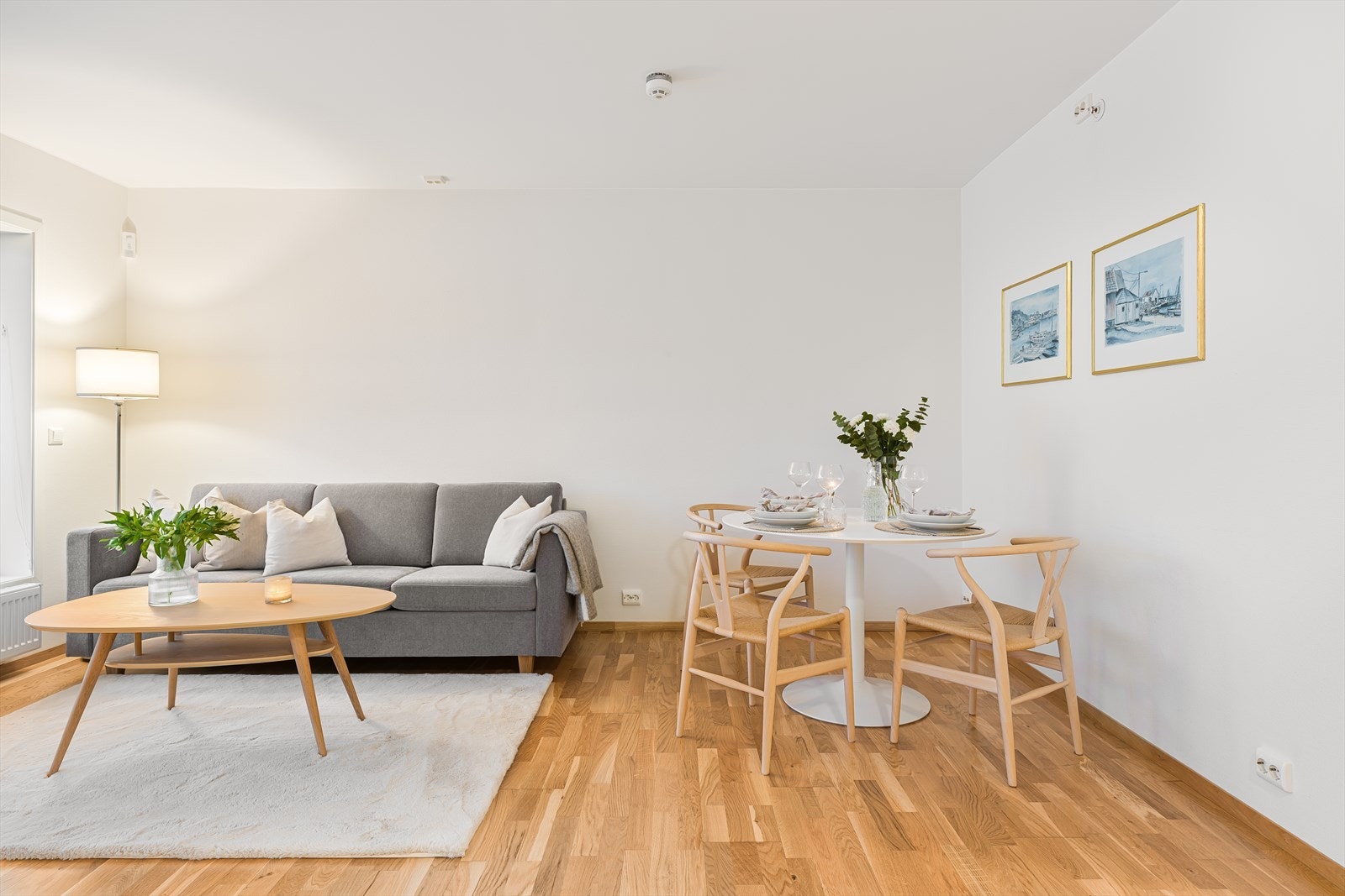 Parkett på gulv og lyse vegger. Galleribilde