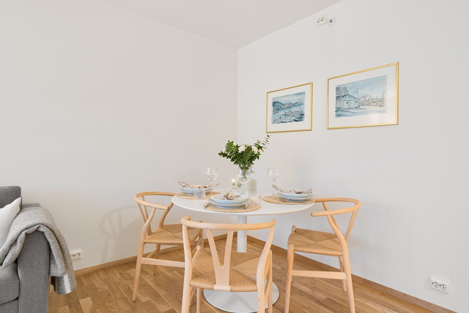 Plass til spisebord i tilknytning til kjøkken. Galleribilde