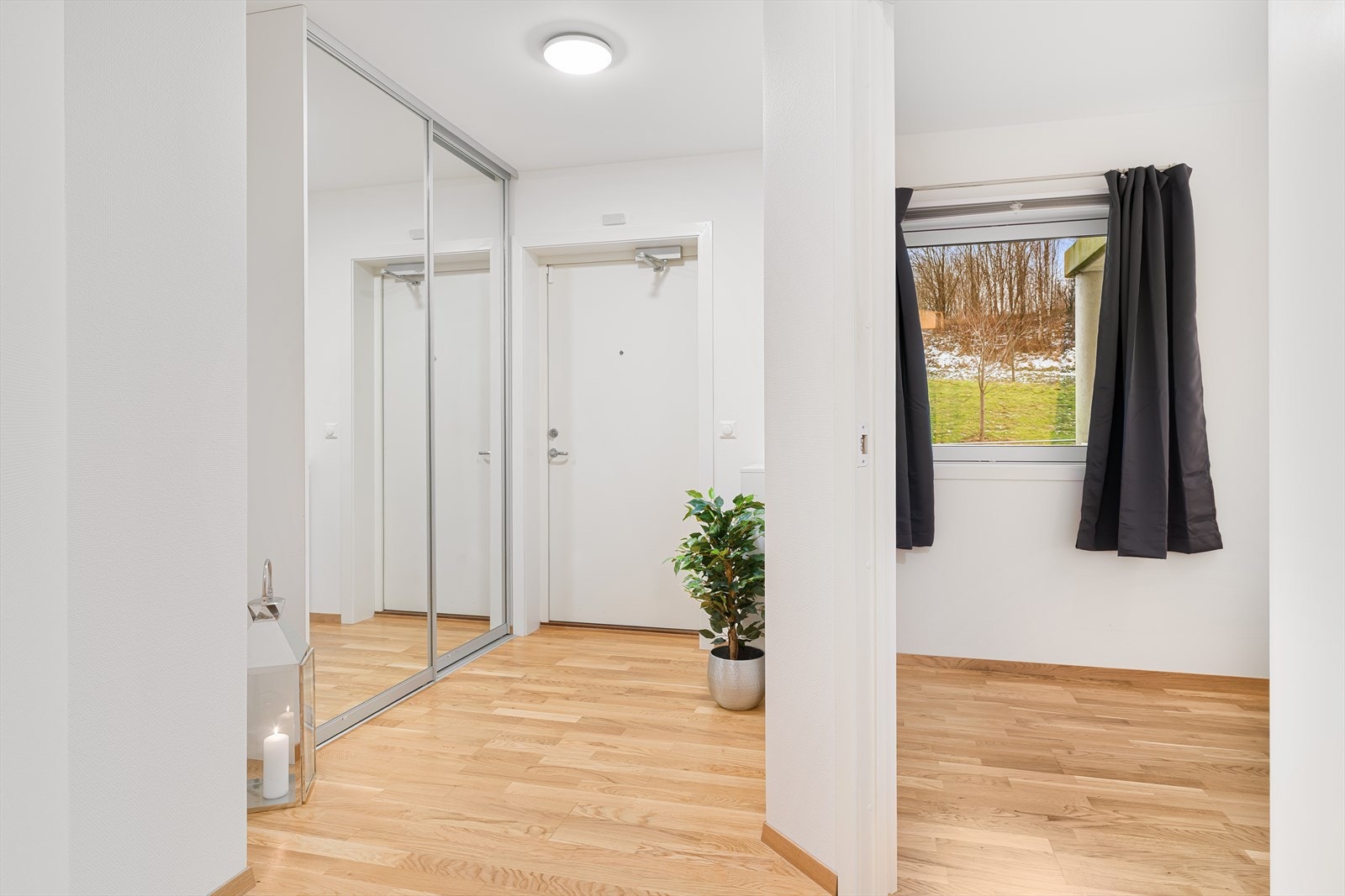 Entre/gang med elfa garderobeløsning. Galleribilde