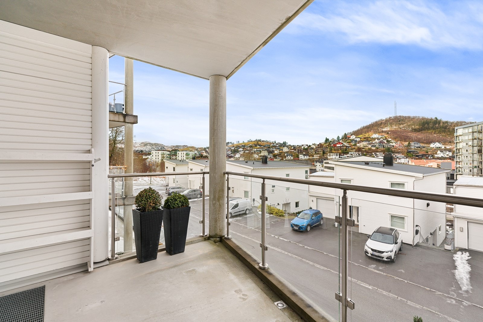 Overbygget balkong med gode solforhold Galleribilde