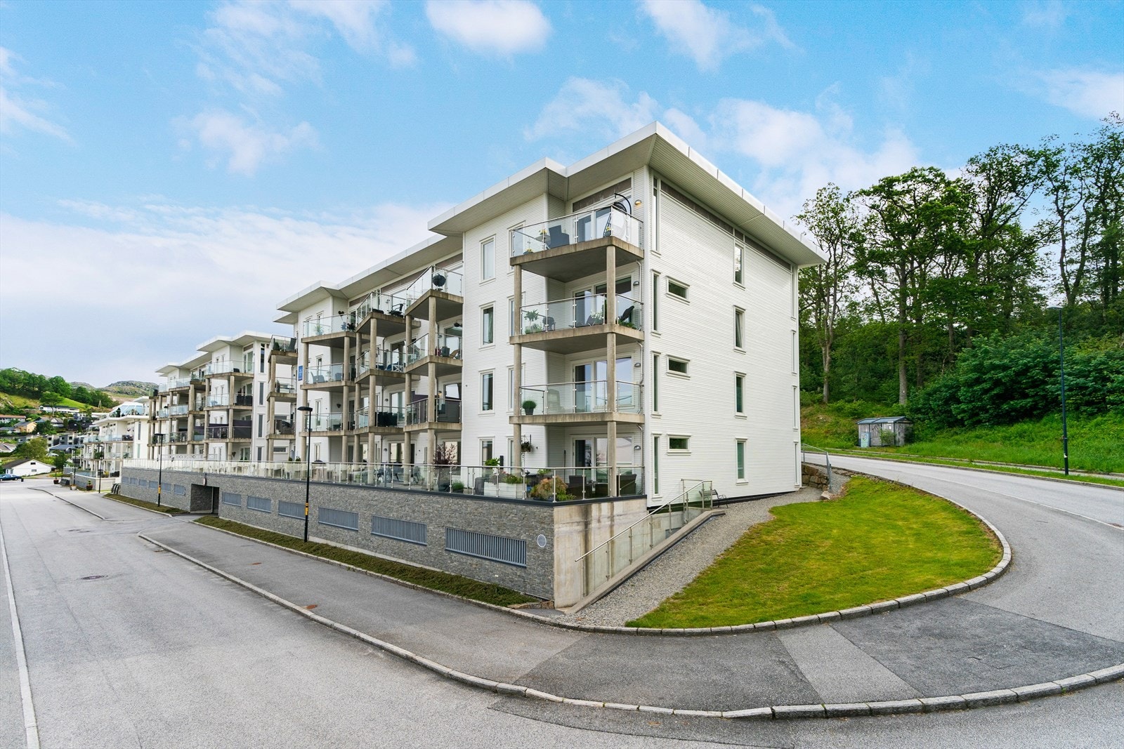 Leiligheten ligger i en blindgate med utsikt mot Ålgård sentrum og Figgjoelven.
Kun få minutter til handlesenter, skole eller barnehage. Fredelig tilbaketrukket, men du har likevel alt rundt deg. Galleribilde