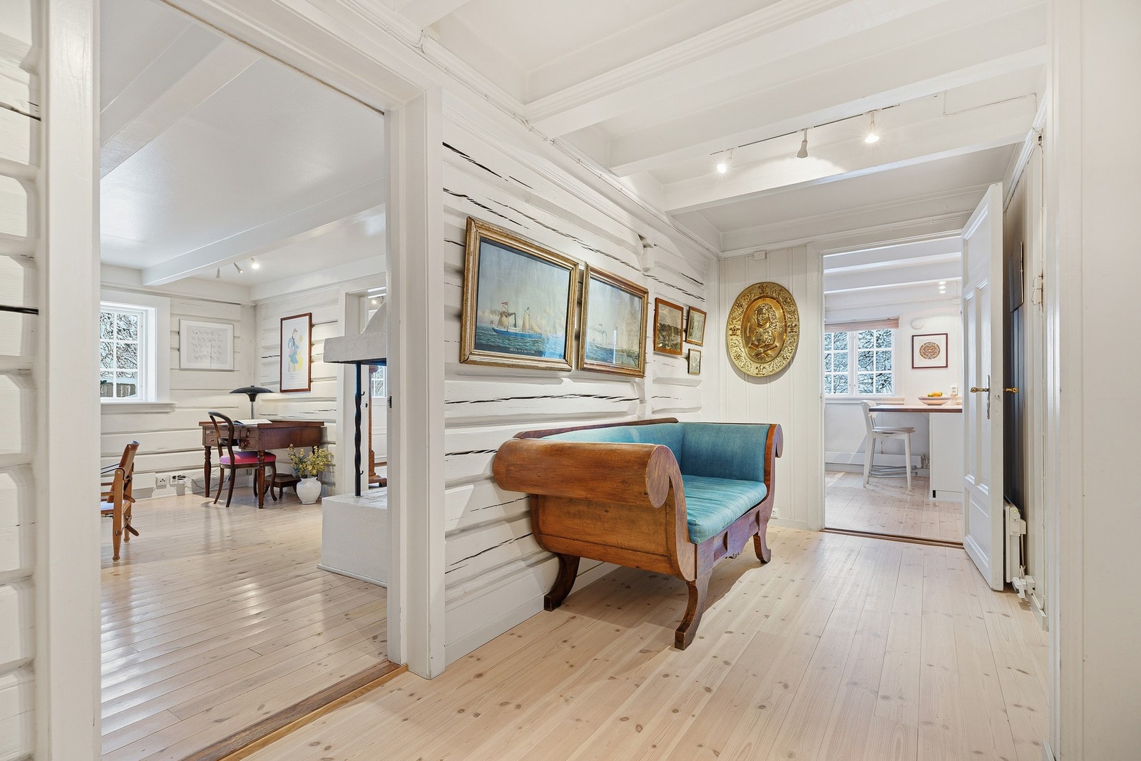 I første etasje er det kjøkken med stor, tilhørende spisestue, dagligstue og bad Galleribilde