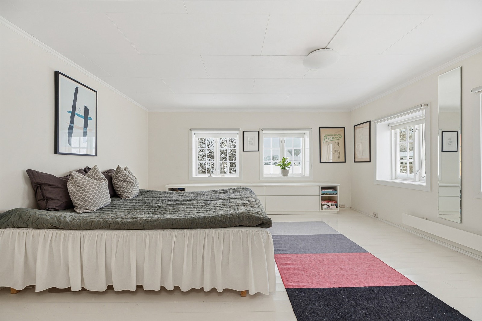 Et fantastisk hovedsoverom med svært generøs størrelse. Rommet ligger på hjørnet av boligen Galleribilde