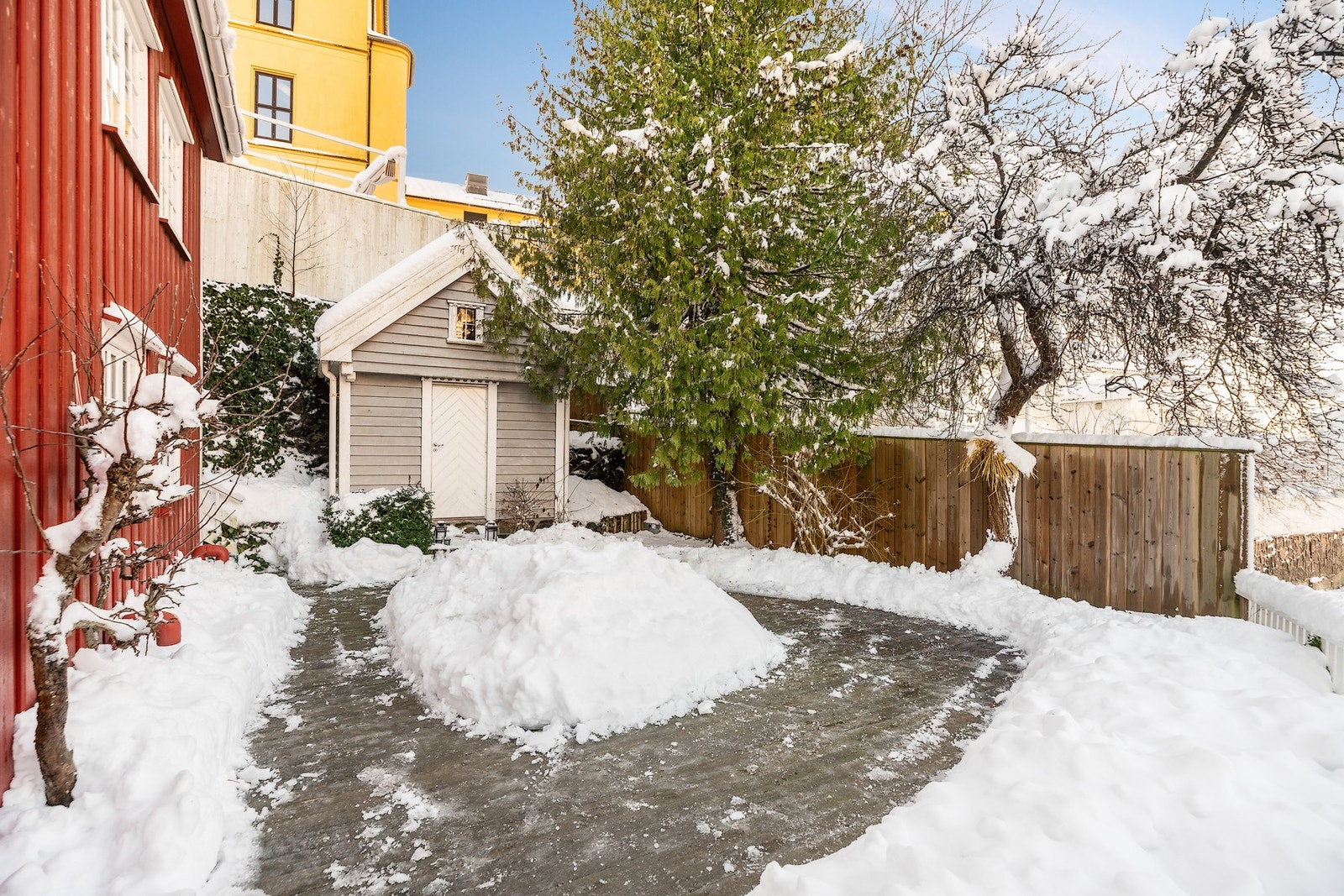 Praktisk redskapsbod til utemøbler, ski, sykler og lignende. Under terrassen har det vært tegnet inn mulig garasje. Galleribilde