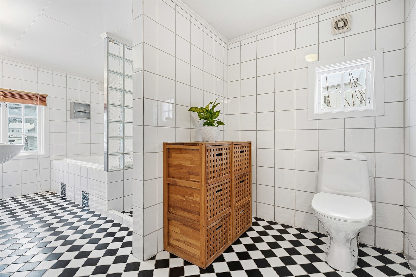 Stort bad i andre etasje med både badekar og dusj Galleribilde