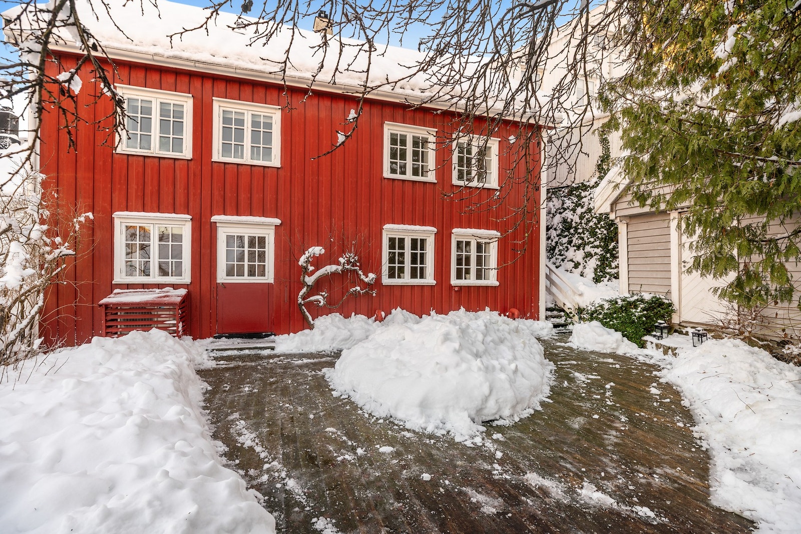 Romslig terrasse med ettermiddags- og kveldssol. Her er det ca 100 kvm terrasse, både eple- og plommetre og andre busker Galleribilde
